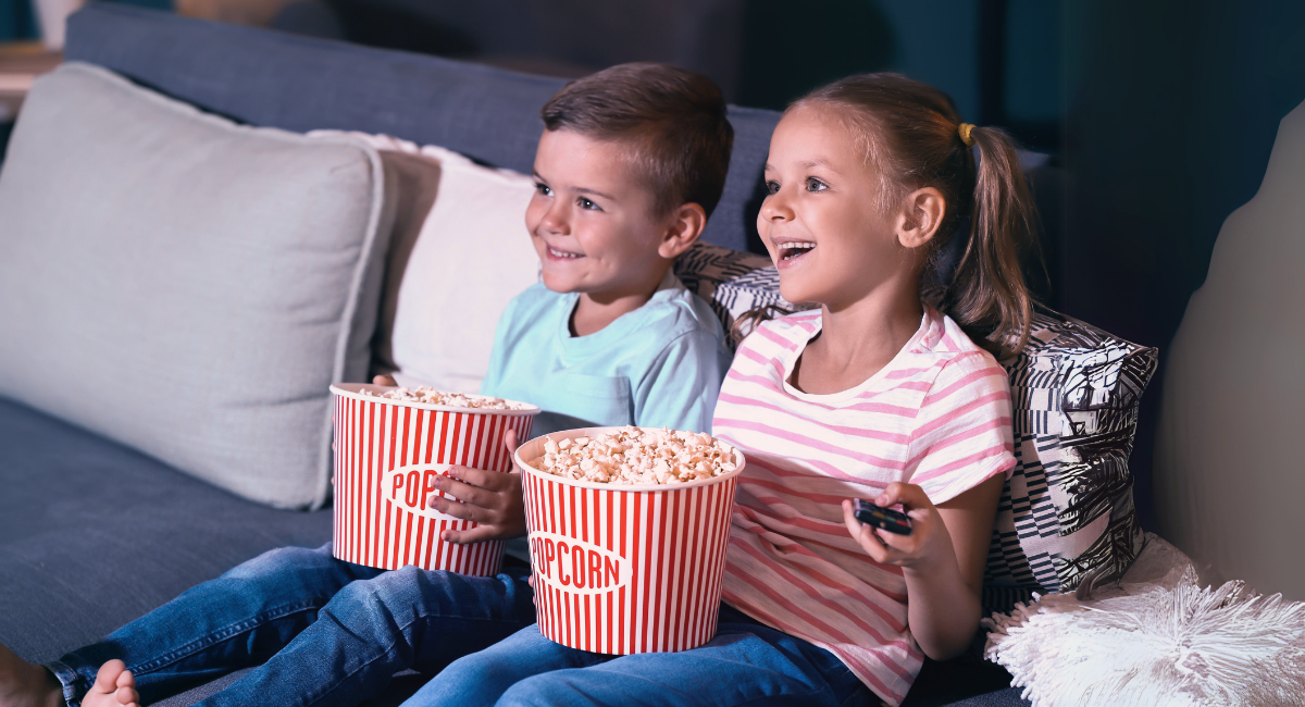 Duas crianças aprendendo como assinar iptv