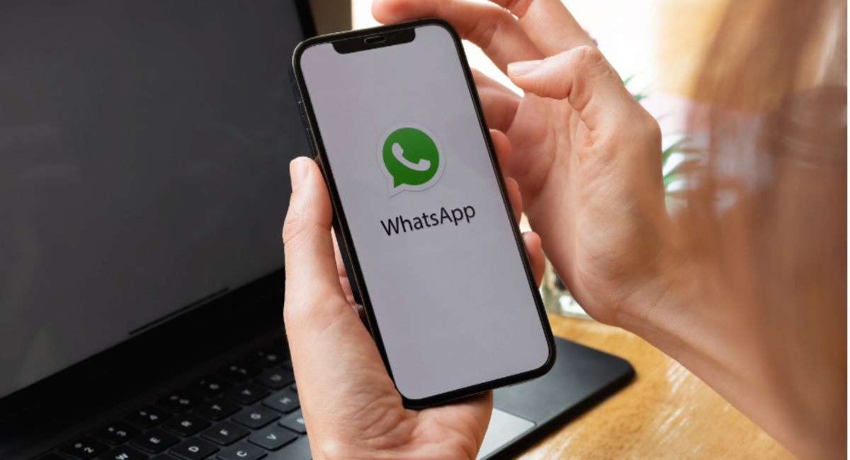 Pessoa aprendendo como fazer um Teste IPTV pelo WhatsApp